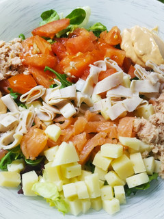 Una foto de Ensalada con salsa cocktail 🤤