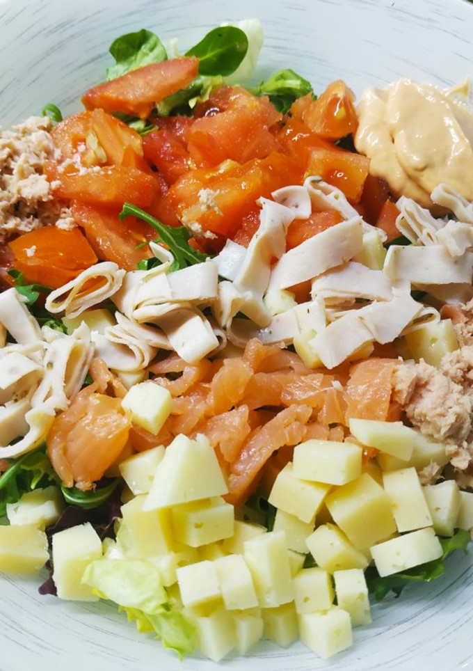 Una foto de Ensalada con salsa cocktail 🤤