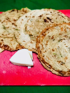 ચીઝ ગાર્લિક લચ્છા પરાઠા (Cheese Garlic Lachcha Paratha Recipe in Gujarati) રેસીપી મુખ્ય ફોટો