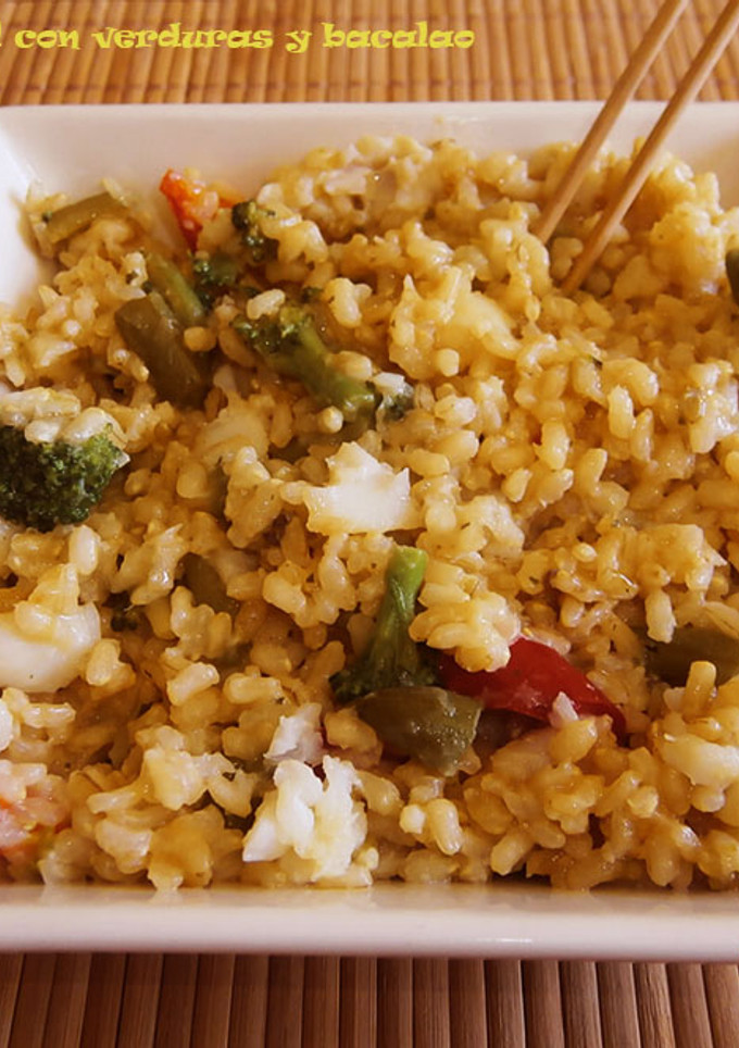 Una foto de Arroz integral con verduras y bacalao