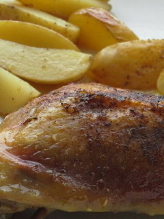 Una foto de Pollo a la naranja con patatas al horno