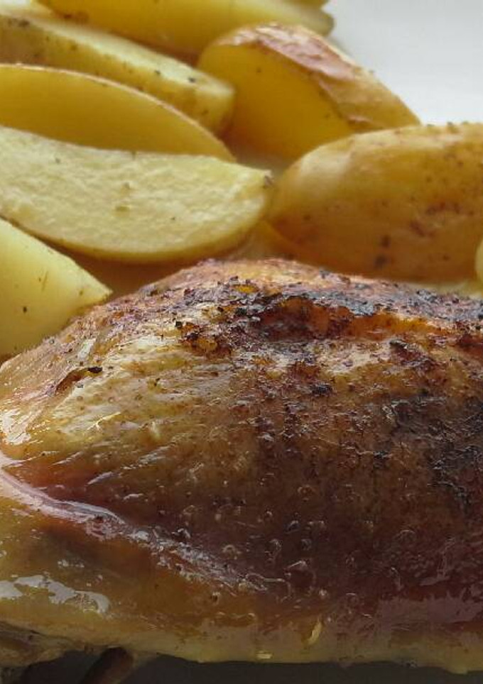 Una foto de Pollo a la naranja con patatas al horno