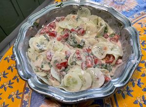 Une photo de Salade marinée de concombre et tomates à la coriandre