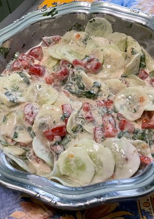 Une photo de Salade marinée de concombre et tomates à la coriandre