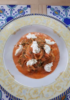 Foto di Spaghetti di zucchine con crema di peperone rosso