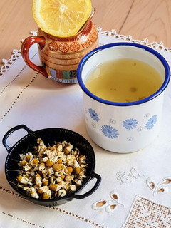 Una foto de Infusión de manzanilla (camomila) con limón 🍋
