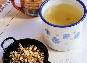 Una foto de Infusión de manzanilla (camomila) con limón 🍋