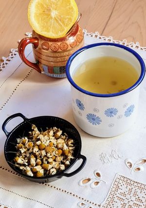 Una foto de Infusión de manzanilla (camomila) con limón 🍋