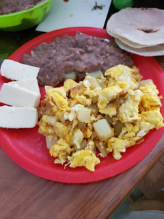 Una foto de Huevos revueltos con papa