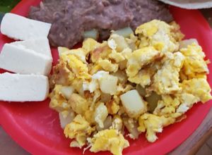 Una foto de Huevos revueltos con papa