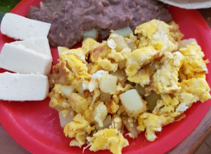 Una foto de Huevos revueltos con papa