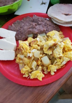 Una foto de Huevos revueltos con papa