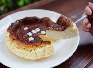 รูปของ Basque Burnt Cheesecake Keto ชีสเค้กหน้าไหม้ ทำง่ายมาก ไร้แป้ง