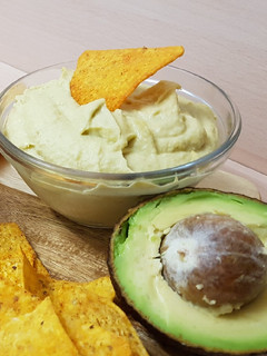 Una foto de Hummus de aguacate y queso crema