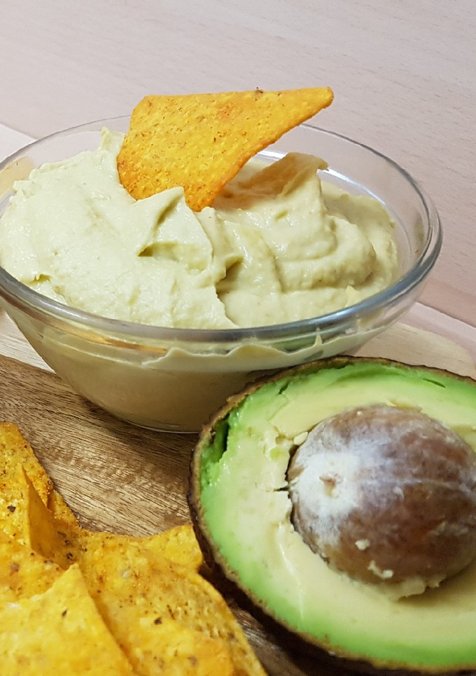 Una foto de Hummus de aguacate y queso crema