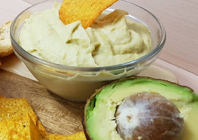 Hummus de aguacate y queso crema