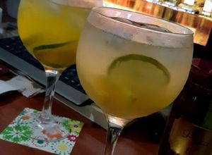 Una foto de Gin & Tonic de Mango 🍑😄