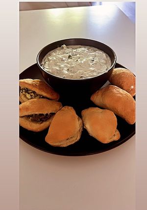 Zdjęcie przepisu Pieczone pierogi ze szpinakiem i sosem tzatziki.