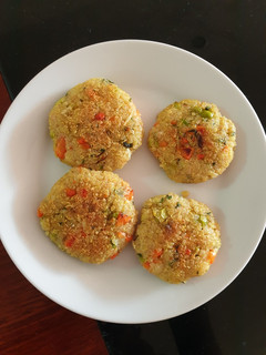 Una foto de Tortitas de Quinua con vegetales para bebés BLW