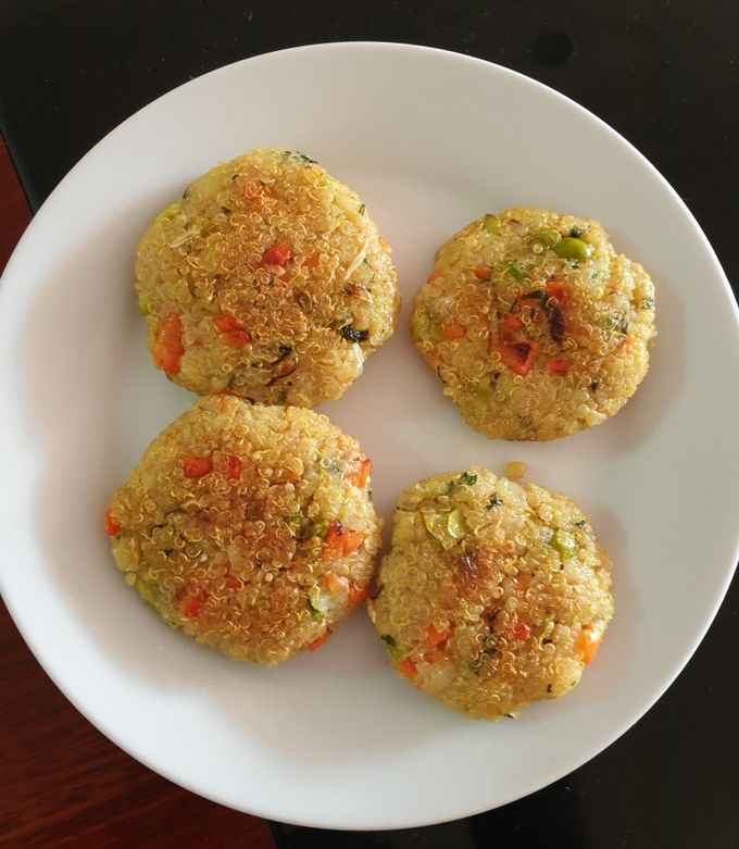 Una foto de Tortitas de Quinua con vegetales para bebés BLW