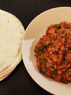Una foto de Burritos de carne picada y pimientos