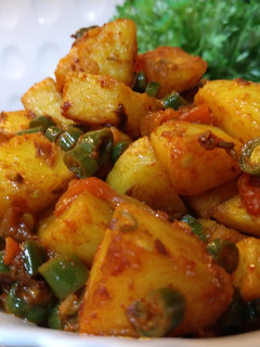 आलू बींस की सब्जी (aloo beans ki sabzi recipe in Hindi) रेसिपी मुख्य फोटो