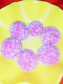 A picture of Coconut Ladoo.