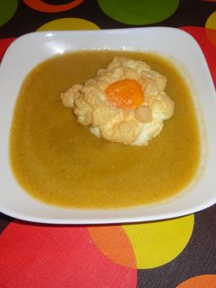 Una foto de Sopa huertana con huevo nube