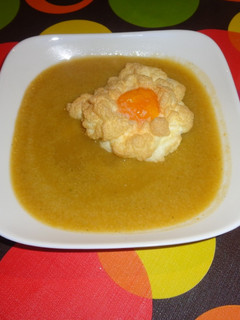 Una foto de Sopa huertana con huevo nube