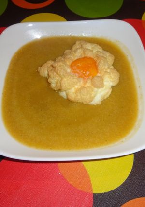 Una foto de Sopa huertana con huevo nube