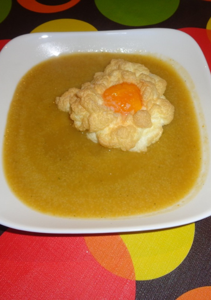 Una foto de Sopa huertana con huevo nube