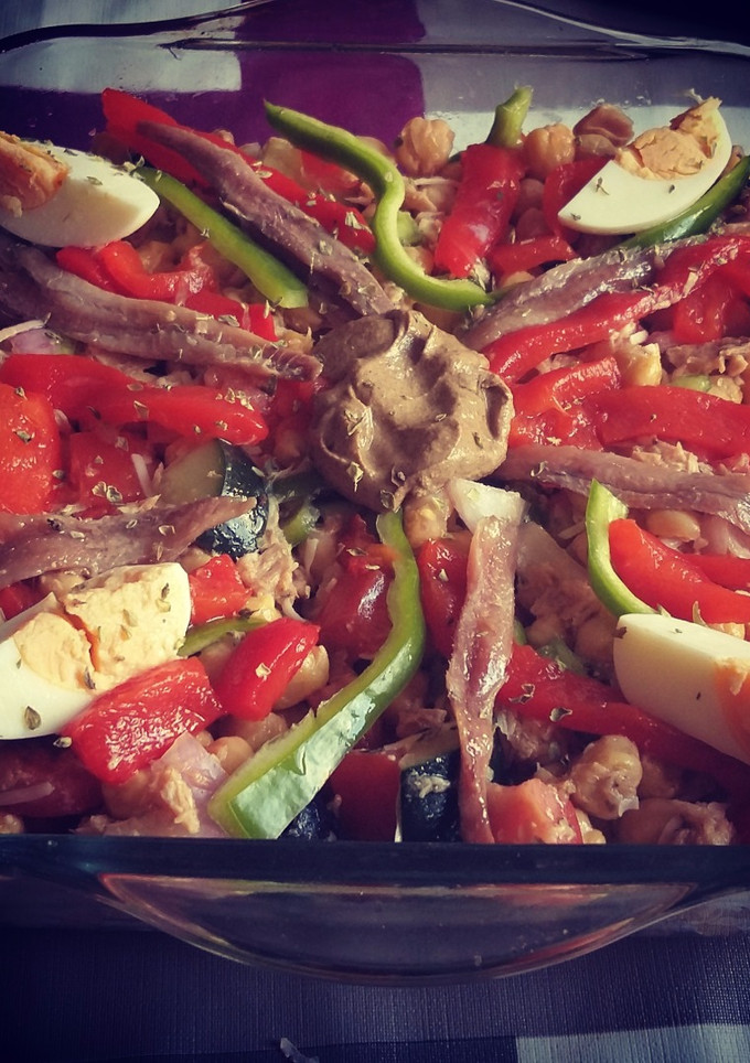 Una foto de Ensalada de garbanzos completa