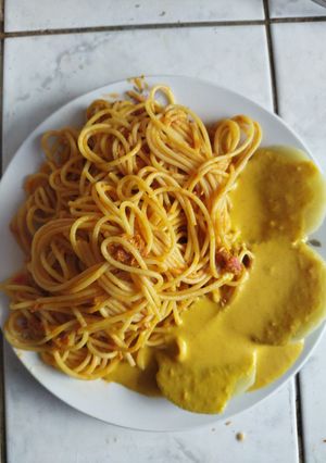 Una foto de Tallarin con atun y papa a la huancaina