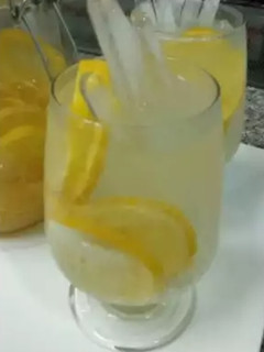 A picture of Fresh lemon juice in jar|| and lemonade.