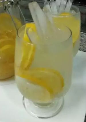 A picture of Fresh lemon juice in jar|| and lemonade.