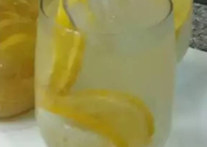 Fresh lemon juice in jar|| and lemonade