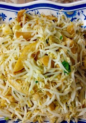 Hình của món Gà xào giá đỗ.
