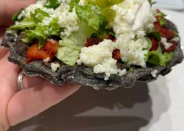 Sopes de maiz azul con chorizo