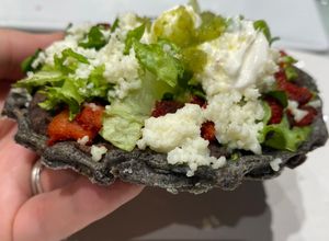 Una foto de Sopes de maiz azul con chorizo