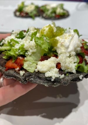 Una foto de Sopes de maiz azul con chorizo