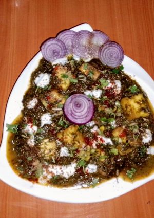 A picture of Palak paneer 🥬🍅🧅(Indian spinach & fried cottage cheese).