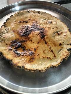 બાજરી ના લોટ ના રોટલા (Bajri Flour Rotla Recipe In Gujarati) રેસીપી મુખ્ય ફોટો