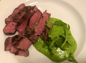Foto di Tagliata di reale cotta sottovuoto a bassa temperatura su crema di rucola