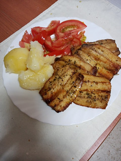 Una foto de Sardinas fritas con papas cocidas y tomate