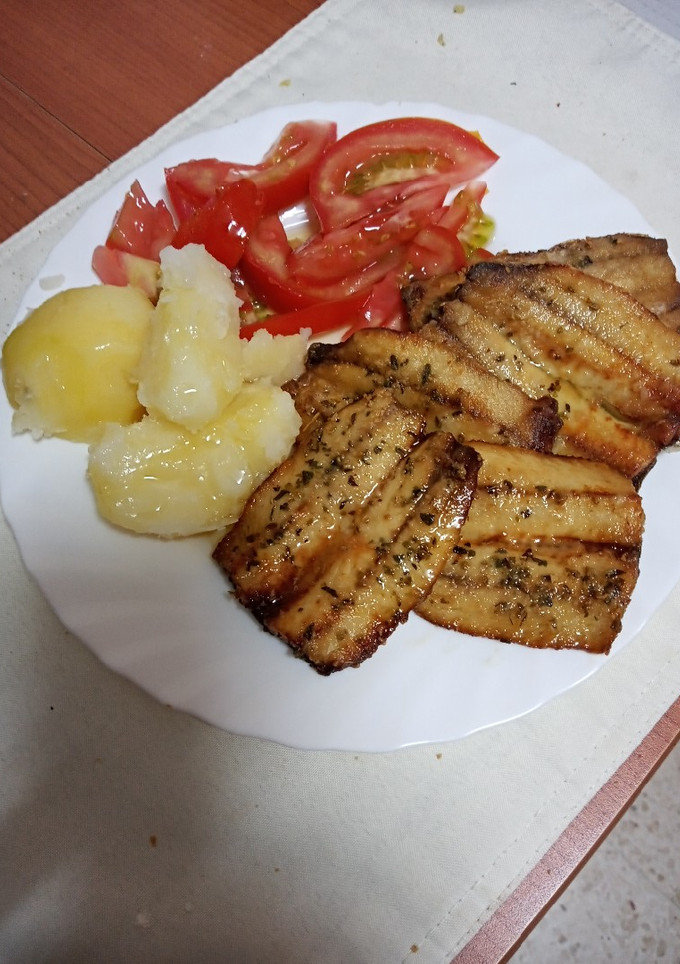 Una foto de Sardinas fritas con papas cocidas y tomate