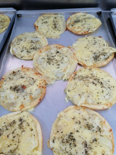 Una foto de Mini tartitas de cebolla y muzzarella