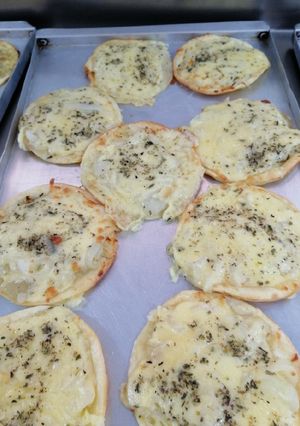 Una foto de Mini tartitas de cebolla y muzzarella