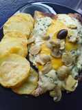 Matambre a los 4 quesos con champiñones y papas