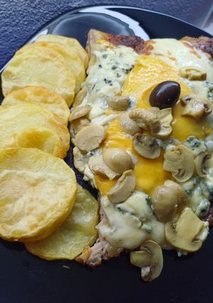 Una foto de Matambre a los 4 quesos con champiñones y papas