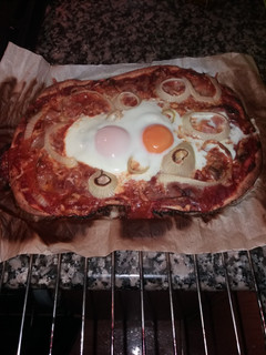 Una foto de Pizza casera con huevos